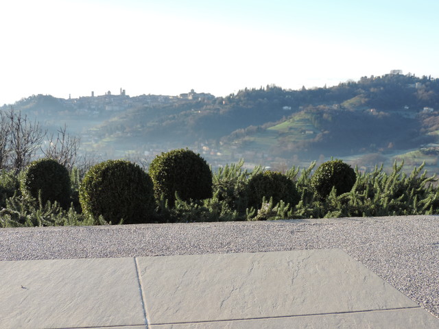 Villa in campagna contemporaneo-terraza-y-balcon