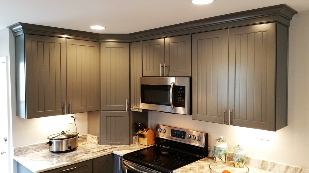 Example of a mid-sized transitional medium tone wood floor eat-in kitchen design in DC Metro with a single-bowl sink, stainless steel appliances, a peninsula, shaker cabinets, gray cabinets and granite countertops