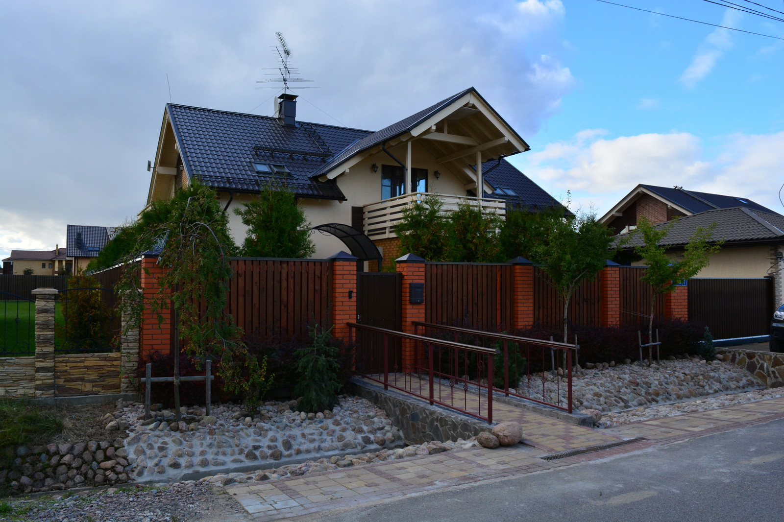 Дом, баня и гараж в Разливе.