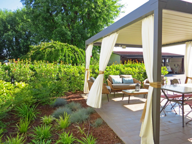 Pergolato con piante e arredamento minimale contemporary-deck