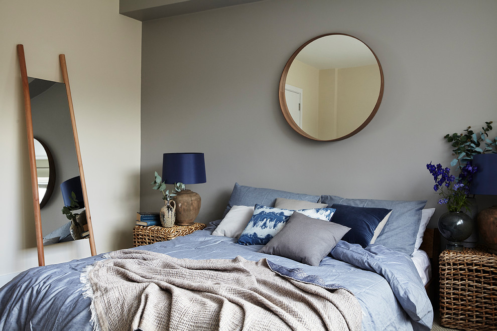 Photo of a mid-sized contemporary guest bedroom in London with grey walls.