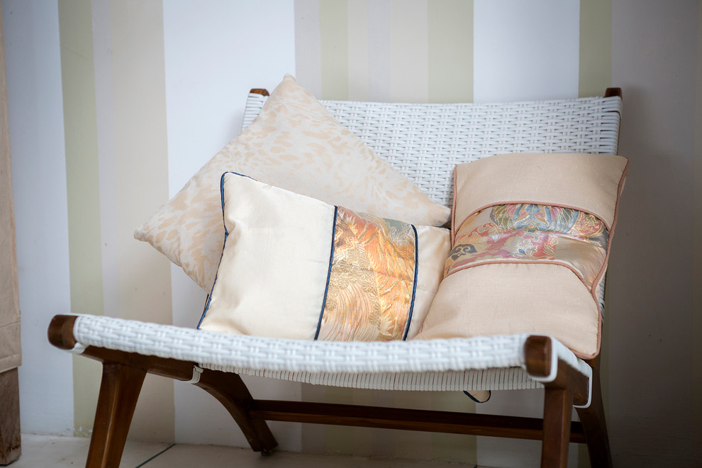 Photo of a small eclectic living room in Gold Coast - Tweed.