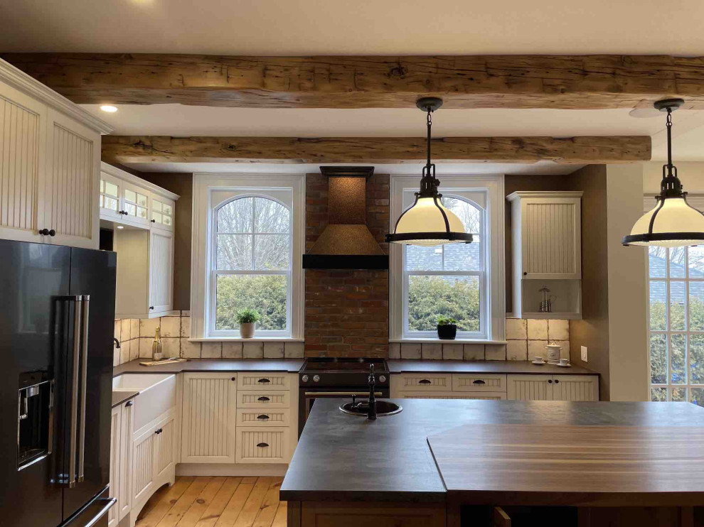 Mountain style kitchen photo in Toronto