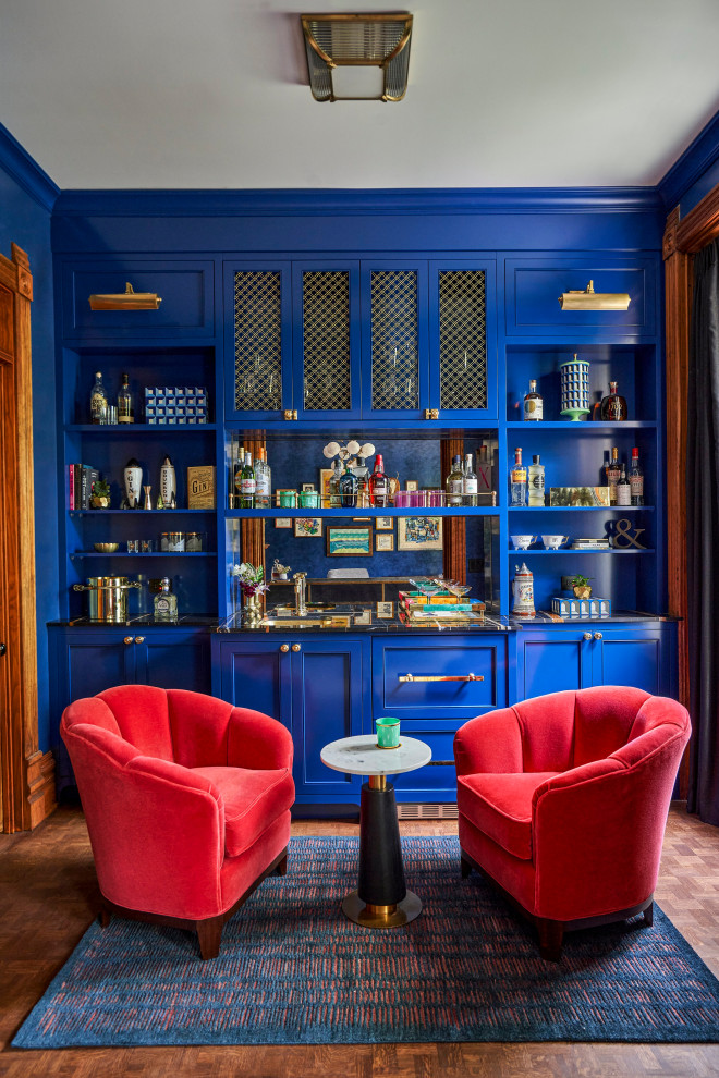Свежая идея для дизайна: домашний бар в викторианском стиле - отличное фото интерьера