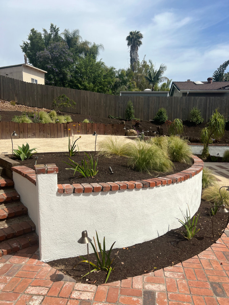 Country Garten mit Wüstengarten und Pflastersteinen in Orange County