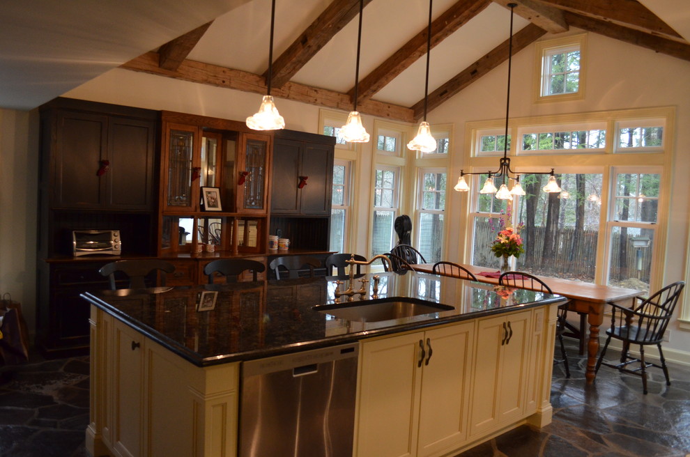 This is an example of a traditional kitchen in Cleveland.