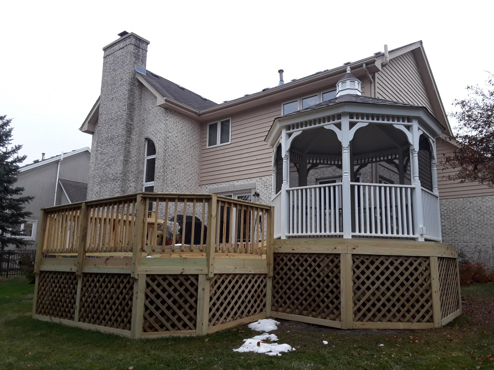 Traditional deck in Chicago with with skirting.