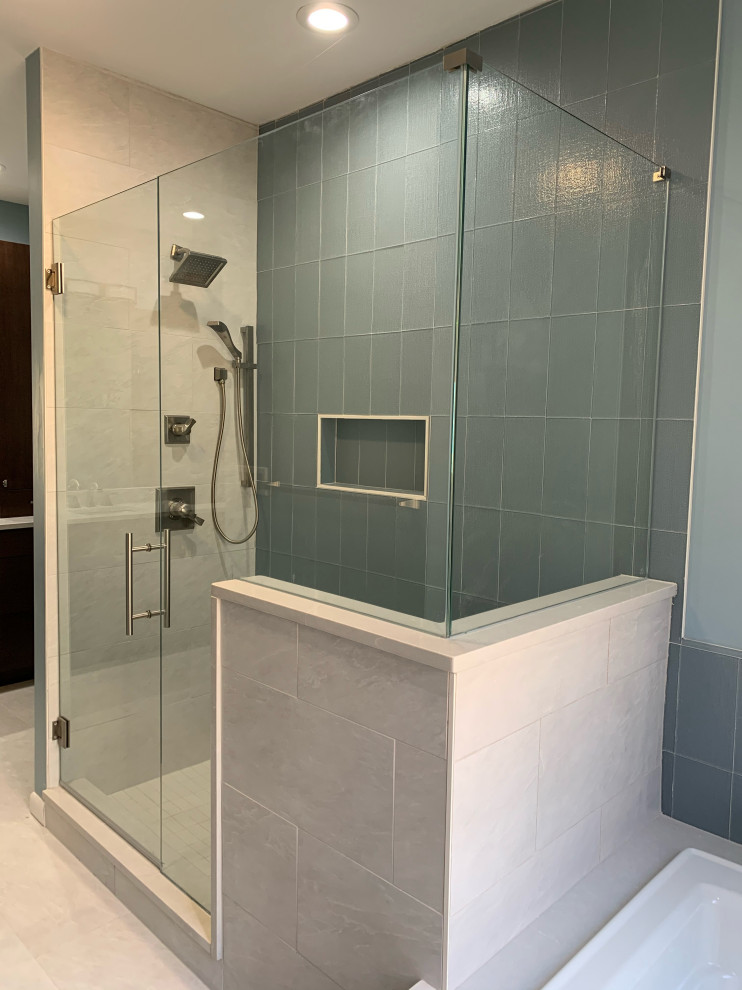 Идея дизайна: главная ванная комната среднего размера в стиле модернизм с плоскими фасадами, темными деревянными фасадами, накладной ванной, двойным душем, раздельным унитазом, керамогранитной плиткой, синими стенами, полом из керамогранита, врезной раковиной, столешницей из искусственного кварца, белым полом, душем с распашными дверями, белой столешницей, сиденьем для душа, тумбой под две раковины, встроенной тумбой и белой плиткой