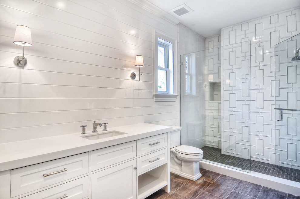 オレンジカウンティにあるトランジショナルスタイルのおしゃれな浴室 (アンダーカウンター洗面器、シェーカースタイル扉のキャビネット、白いキャビネット、白いタイル、白い壁) の写真