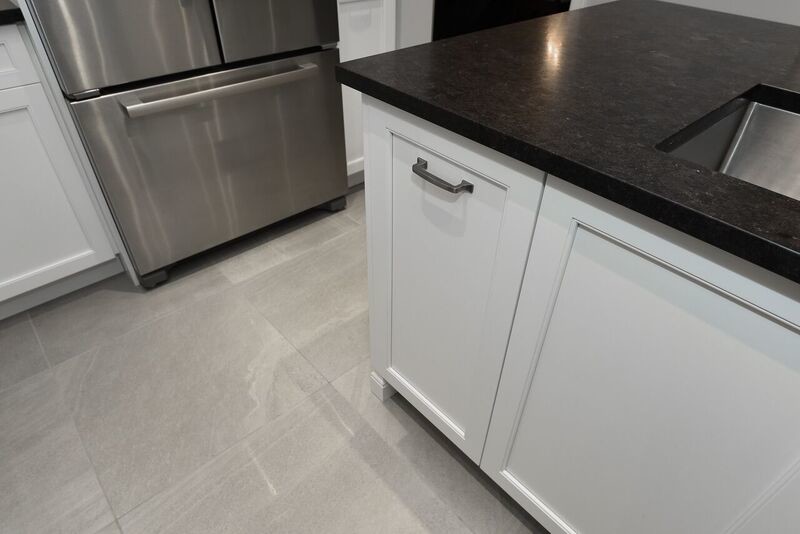 Large transitional l-shaped eat-in kitchen photo in Ottawa with recessed-panel cabinets, white cabinets and an island