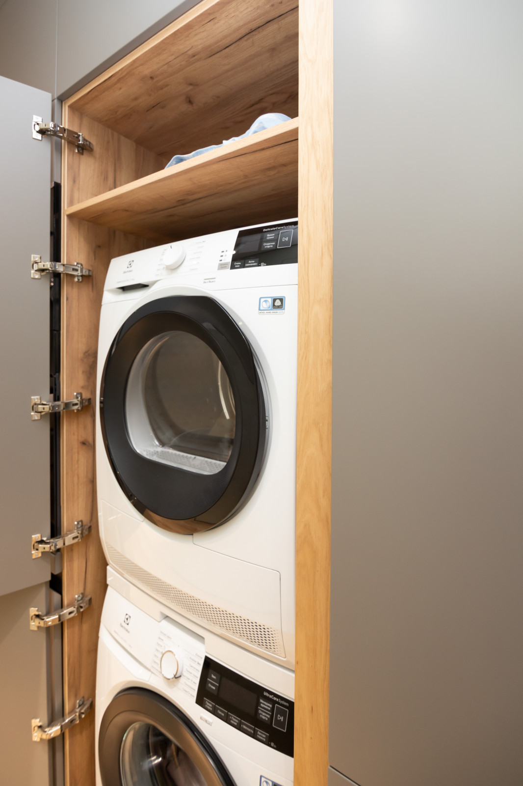 Компактная кухня-прихожая в современном стиле