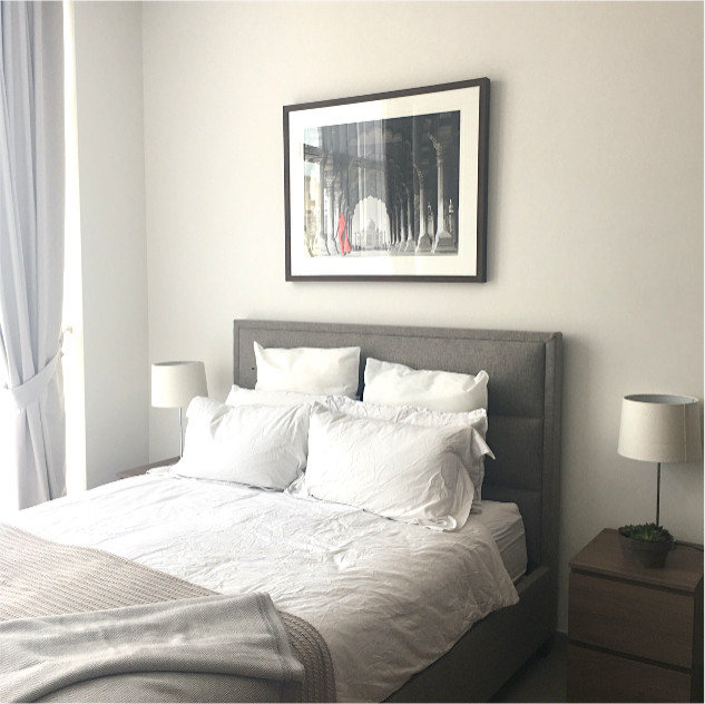 На фото: большая хозяйская, серо-белая спальня в стиле модернизм с серыми стенами, полом из керамической плитки и серым полом с
