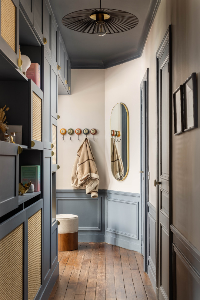 Inspiration pour une petite entrée nordique avec un couloir, un mur beige et parquet foncé.