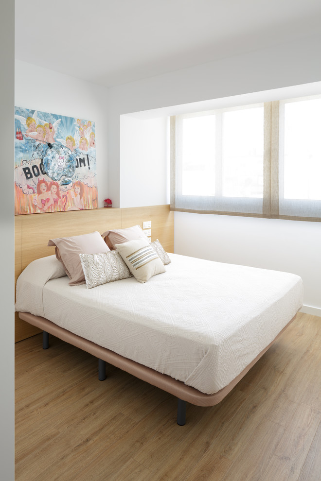 Modern guest bedroom in Alicante-Costa Blanca with white walls, light hardwood floors and beige floor.