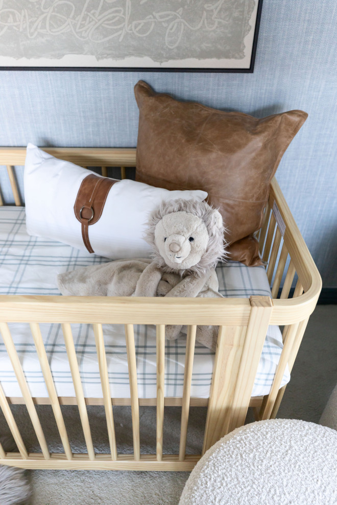 Modelo de habitación de bebé niño costera grande con paredes azules, moqueta, suelo beige, papel pintado y papel pintado