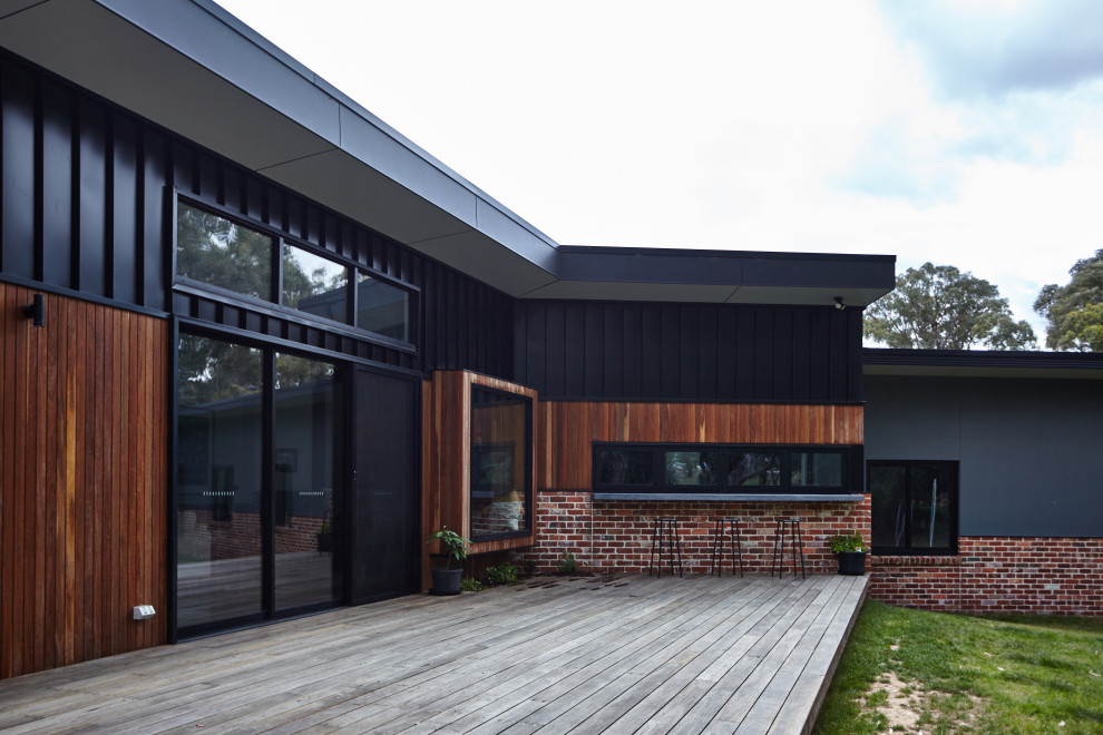 Aménagement d'une terrasse en bois arrière moderne de taille moyenne avec aucune couverture.