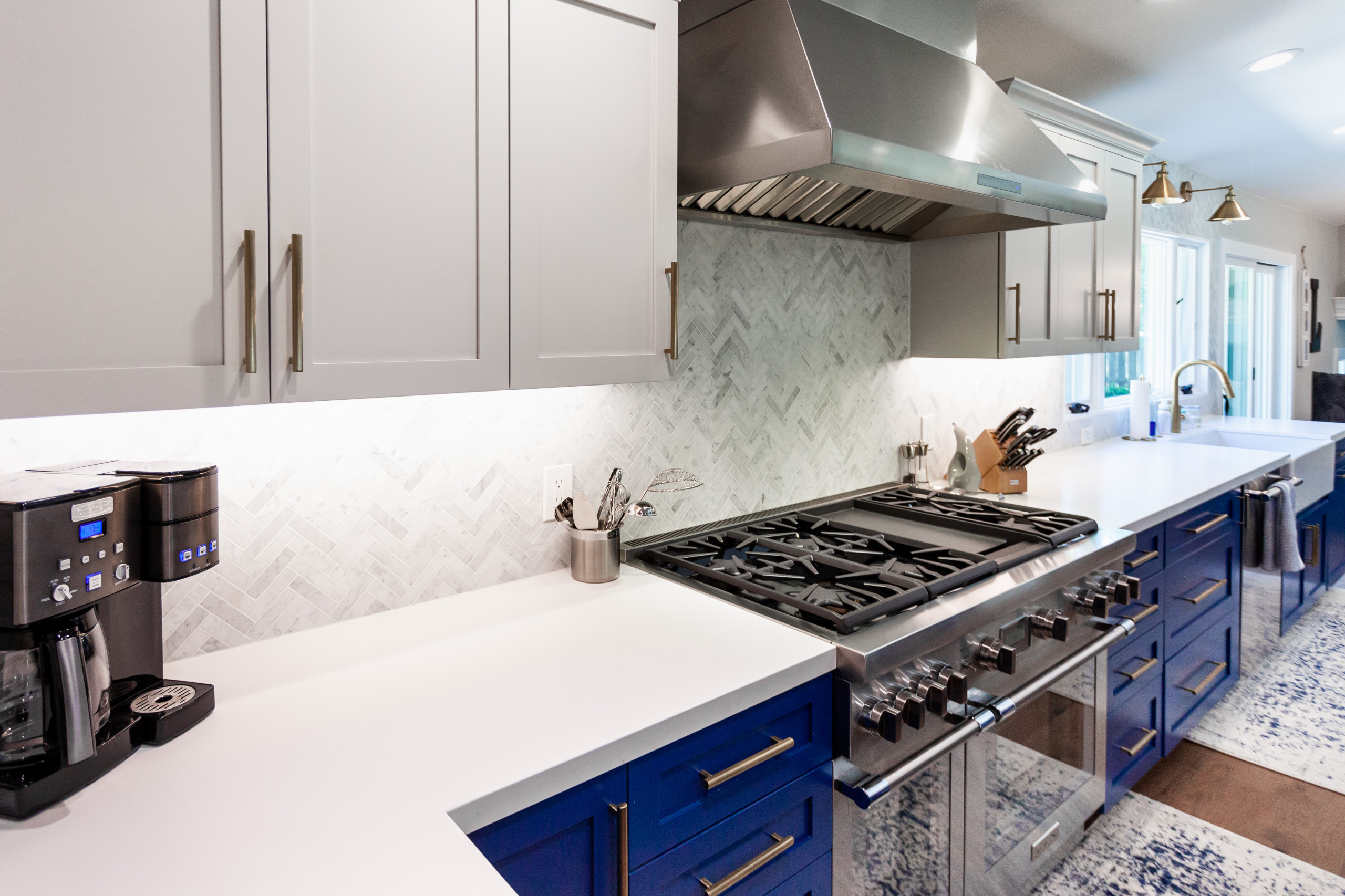 Stunning Kitchen w Blue Island