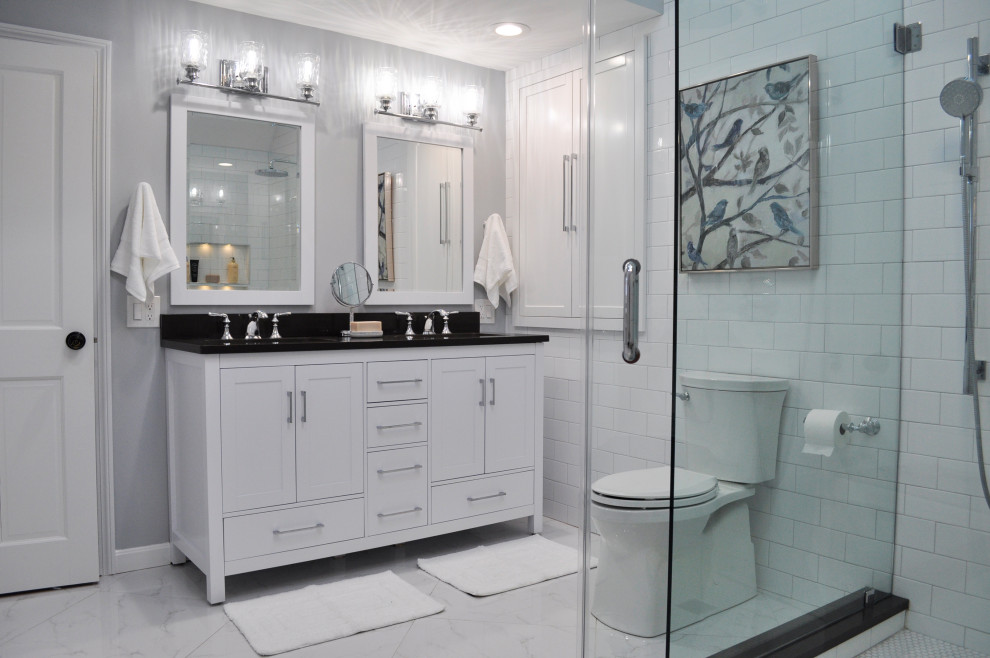 На фото: ванная комната среднего размера в стиле неоклассика (современная классика) с