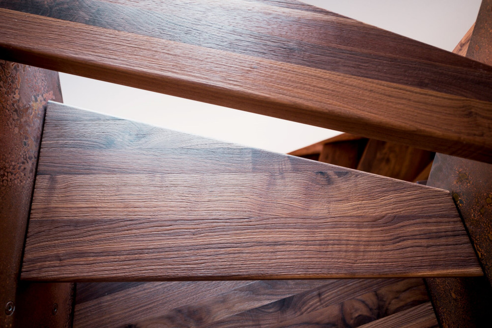 Дверь и лестница в стиле лофт