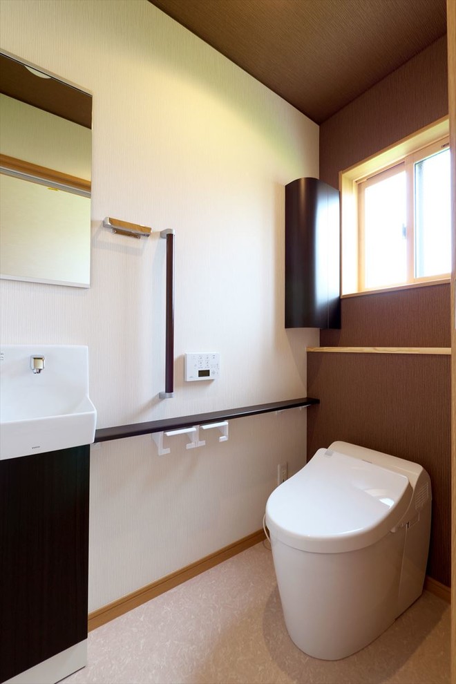 他の地域にあるおしゃれなトイレ・洗面所の写真