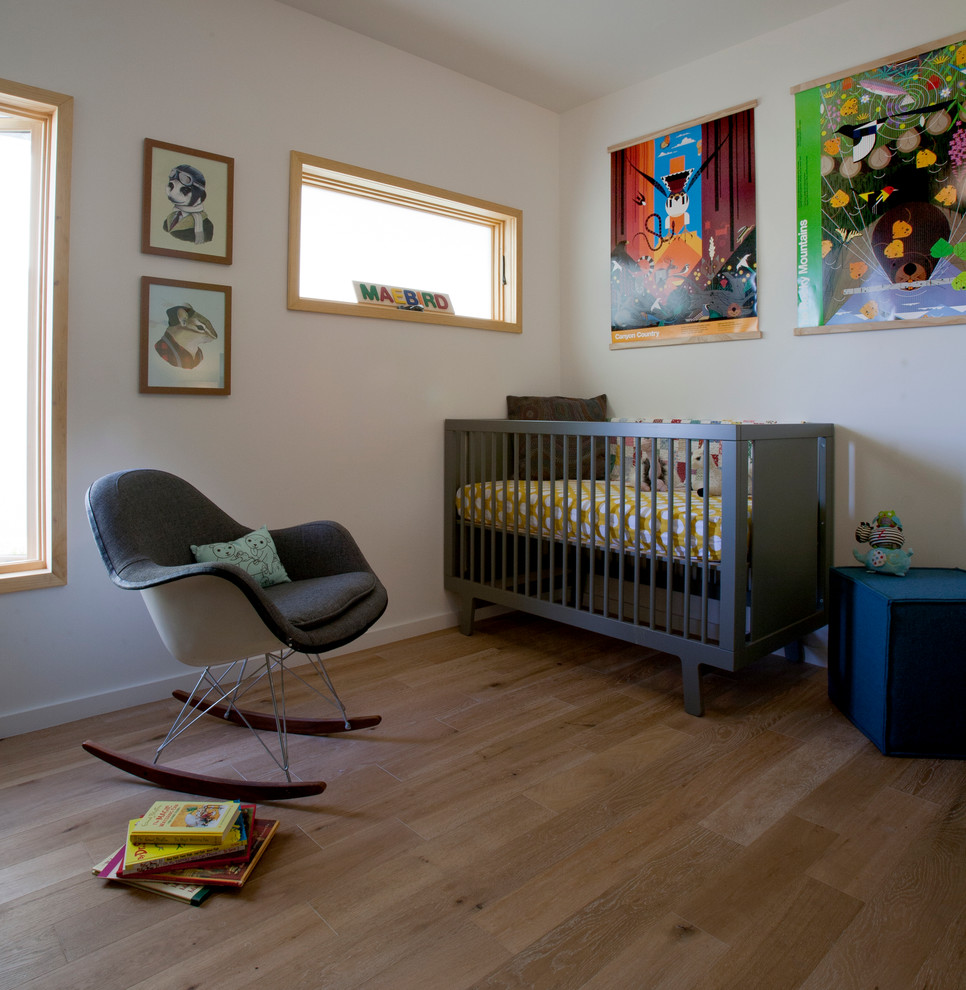 Imagen de habitación de bebé actual de tamaño medio