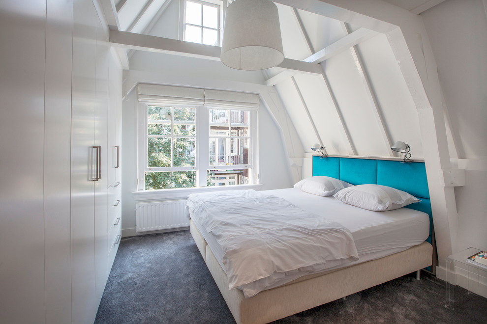 Immagine di una camera da letto contemporanea con pareti bianche e moquette