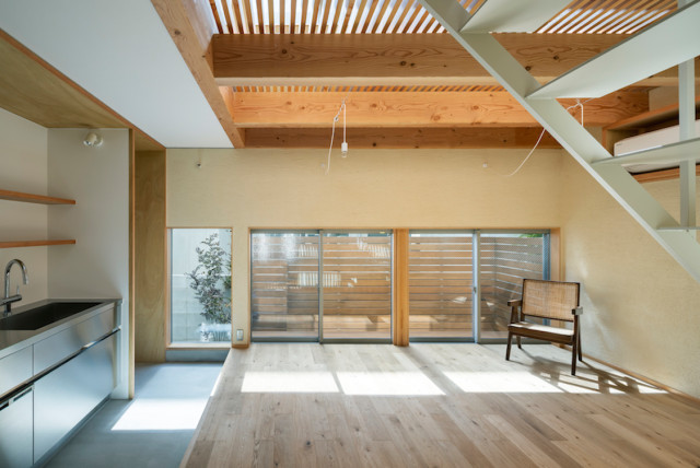 校舎裏の家 giapponese-moderno-sala-da-pranzo
