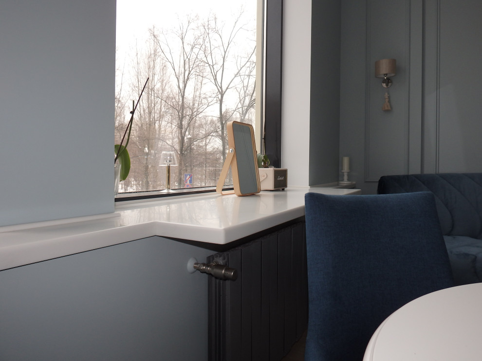 Свежая идея для дизайна: двухуровневая гостиная комната среднего размера в стиле модернизм с синими стенами, полом из ламината, бежевым полом и кессонным потолком без камина - отличное фото интерьера