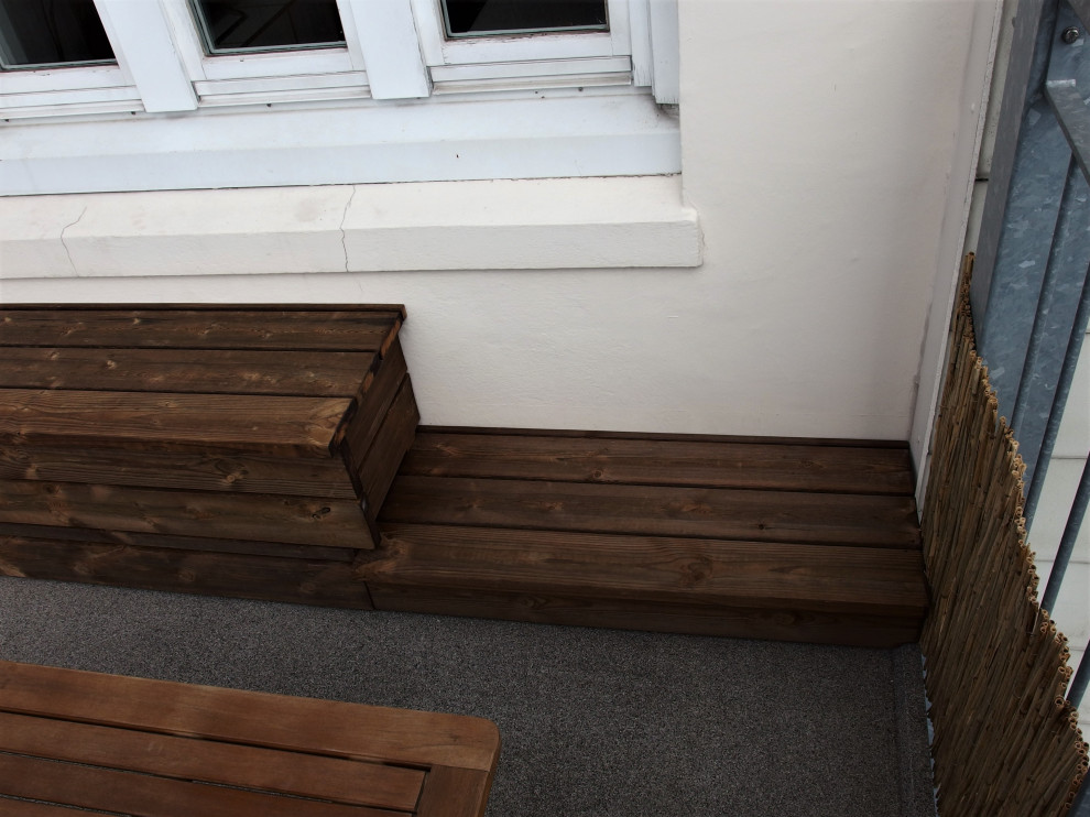 Inspiration for a mid-sized country balcony for for apartments in Hamburg with no cover and metal railing.