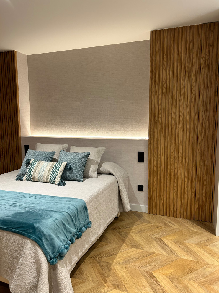 Источник вдохновения для домашнего уюта: хозяйская спальня в белых тонах с отделкой деревом в современном стиле с полом из ламината