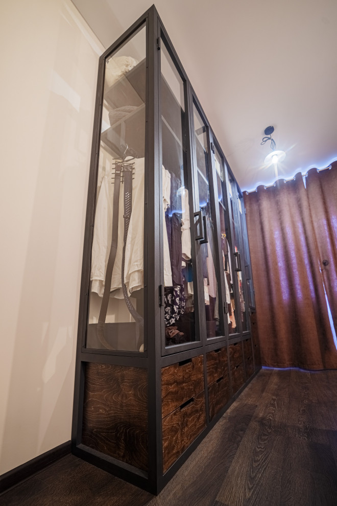 Гардеробная со стеклянными дверцами