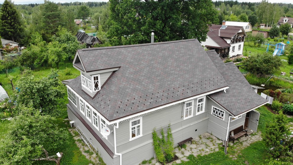 Классический дачный домик с резными наличниками