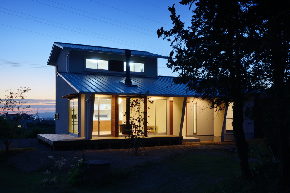 Diseño de fachada de casa blanca y blanca escandinava de tamaño medio de dos plantas con revestimientos combinados, tejado a dos aguas y panel y listón