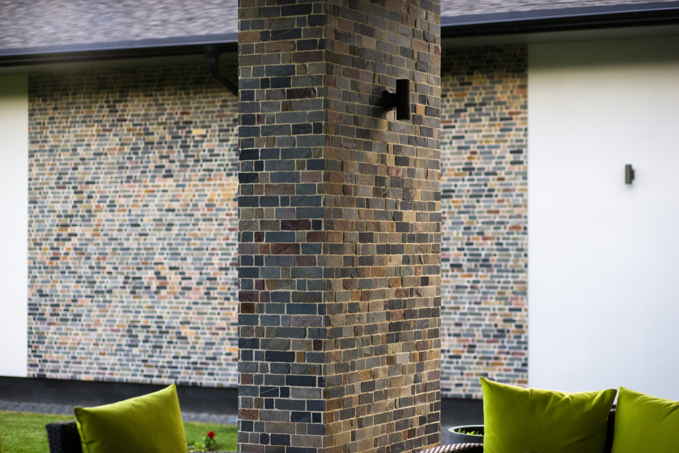 Колонны и фасад из натурального камня