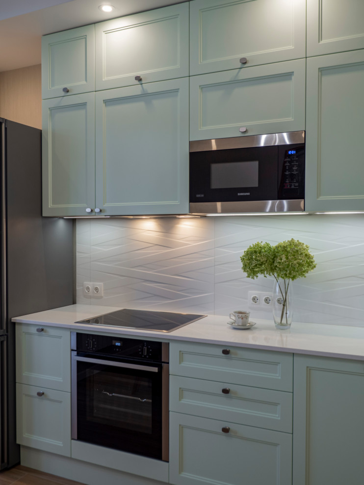 Нежная светло-мятная кухня в стиле неоклассика