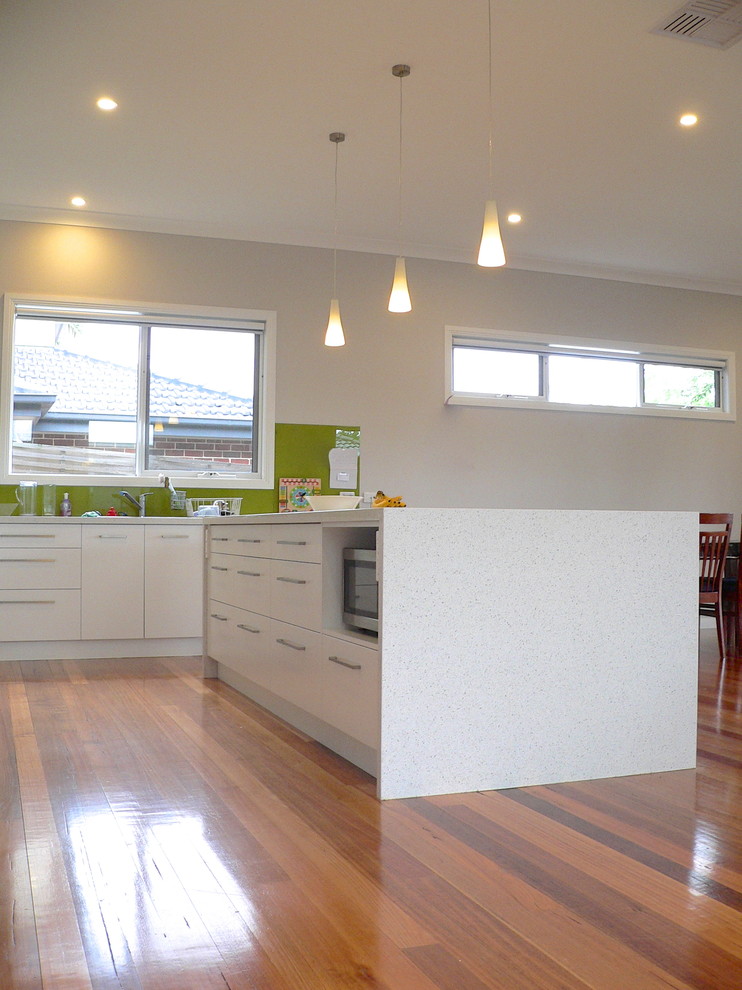 Photo of a contemporary kitchen in Melbourne.