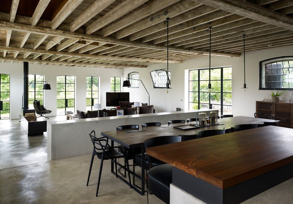 Diseño de comedor de estilo de casa de campo con paredes blancas y suelo de cemento