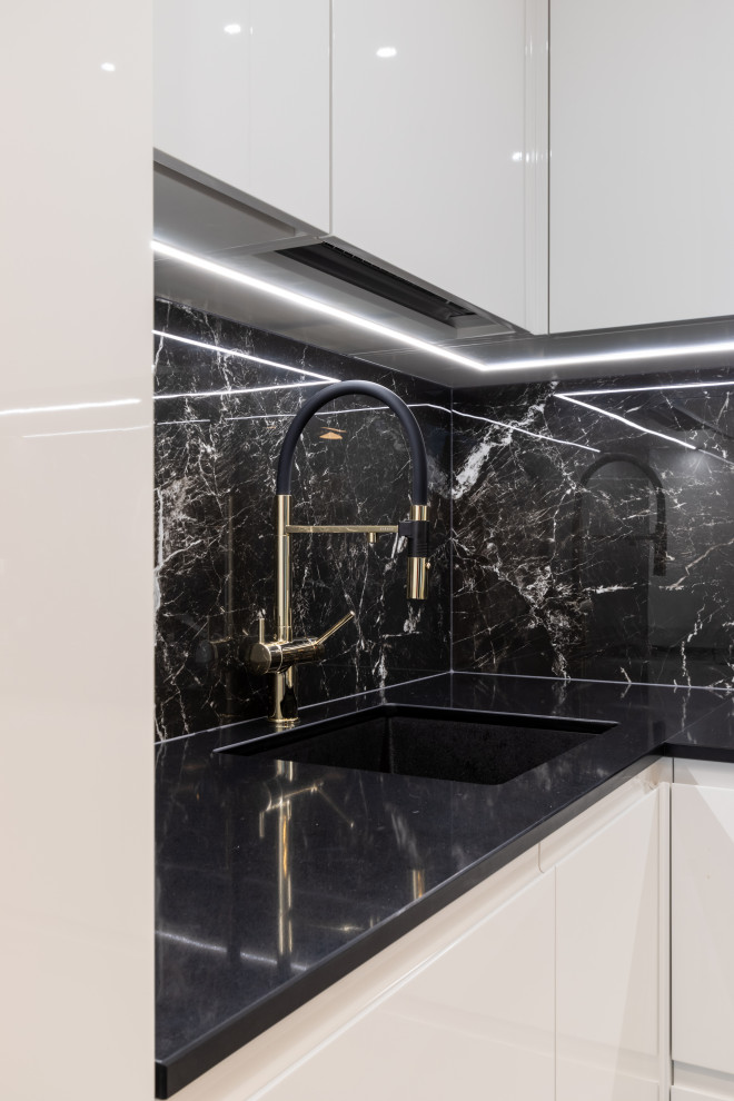 Белый глянец с черной столешницей