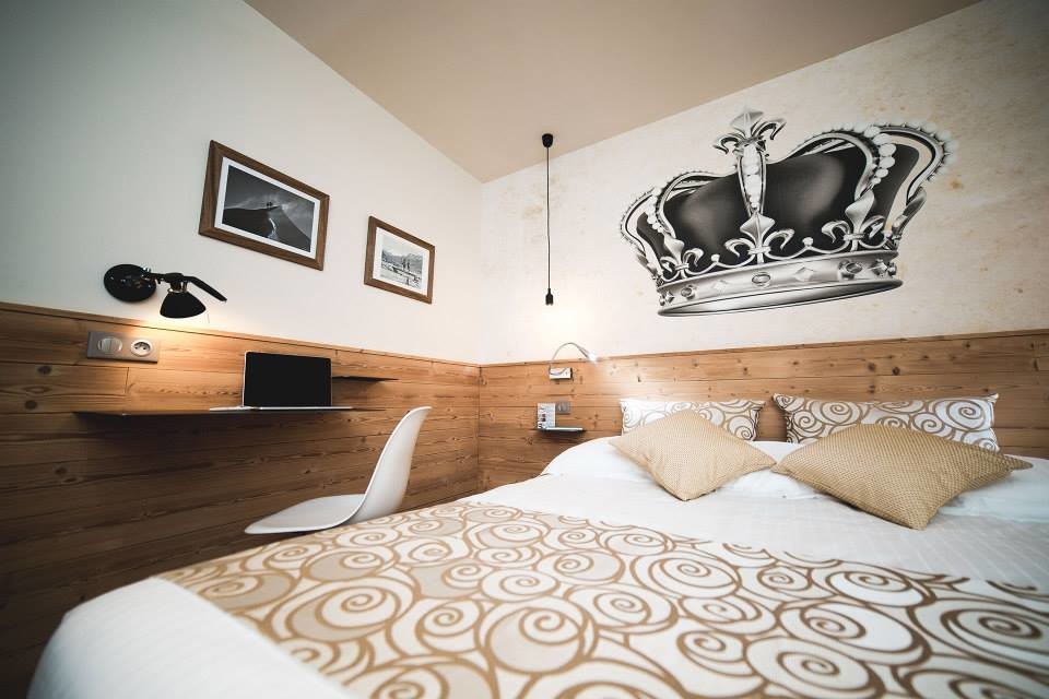 This is an example of a contemporary bedroom in Grenoble.