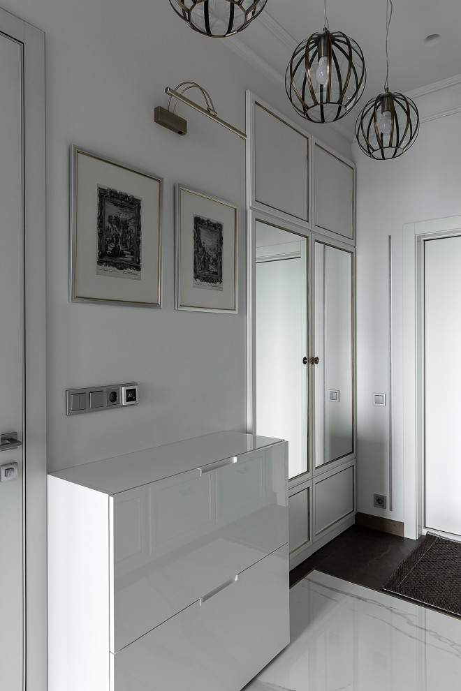 Идея дизайна: маленькая входная дверь в стиле неоклассика (современная классика) с белыми стенами, полом из керамогранита, одностворчатой входной дверью, белой входной дверью и белым полом для на участке и в саду