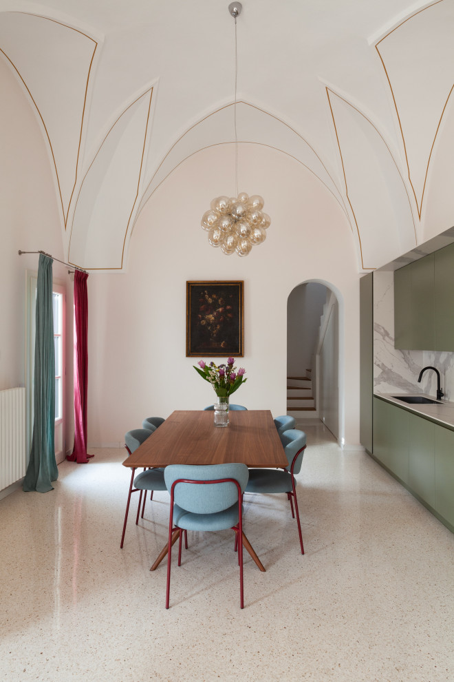Foto di una sala da pranzo minimal con pareti rosa, camino classico, cornice del camino in pietra, pavimento multicolore e soffitto a volta