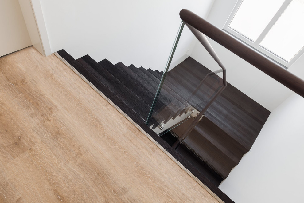 Лестница венге со стеклянной балюстрадой и деревянными перилами