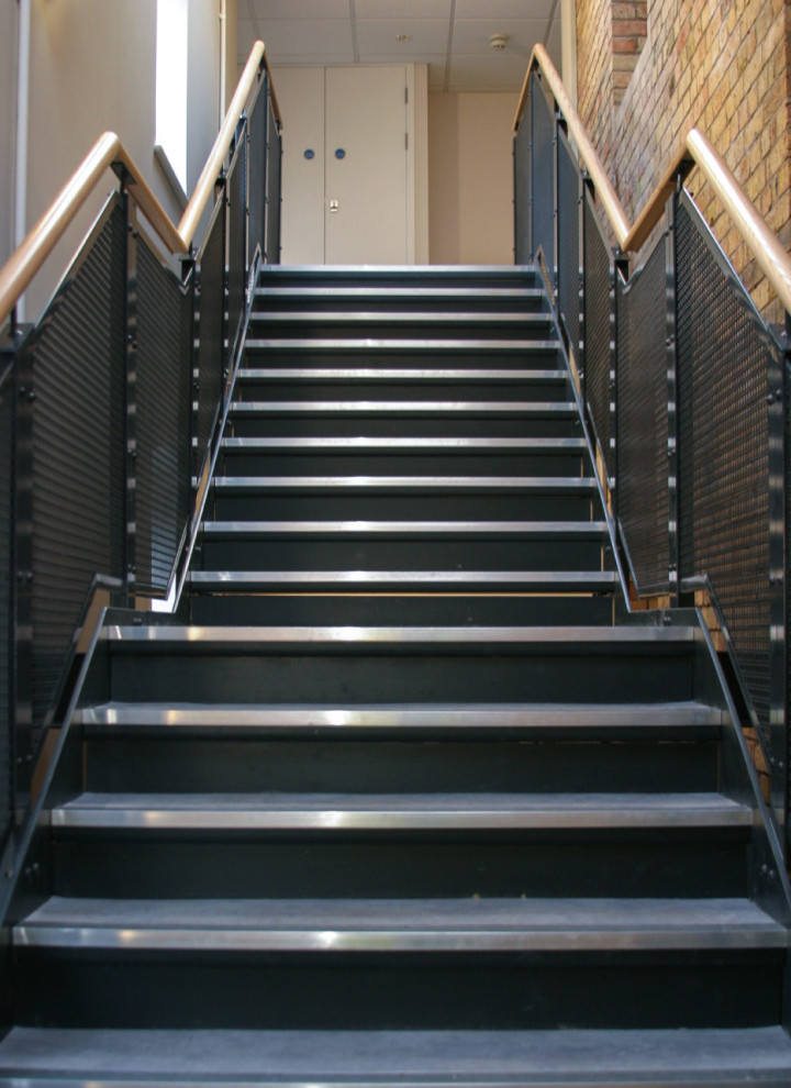 Foto de escalera urbana con barandilla de metal