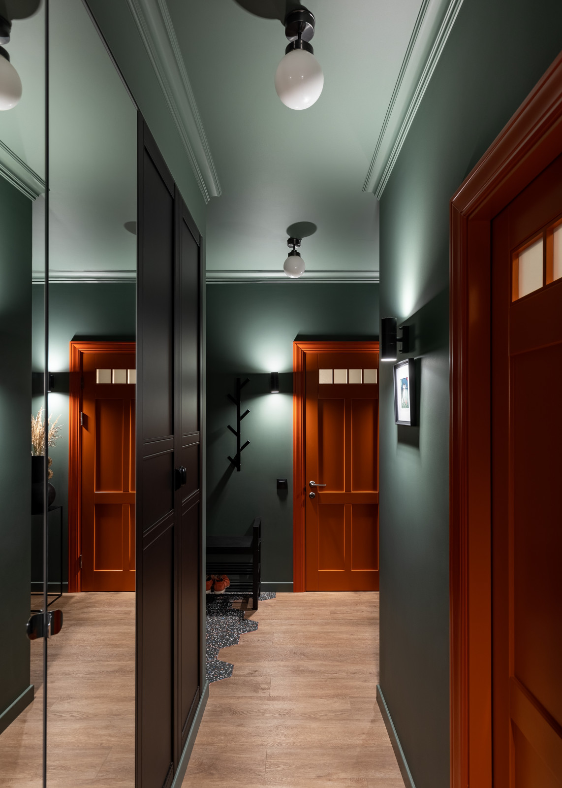 Квартира с голубой кухней и детской с шалашом