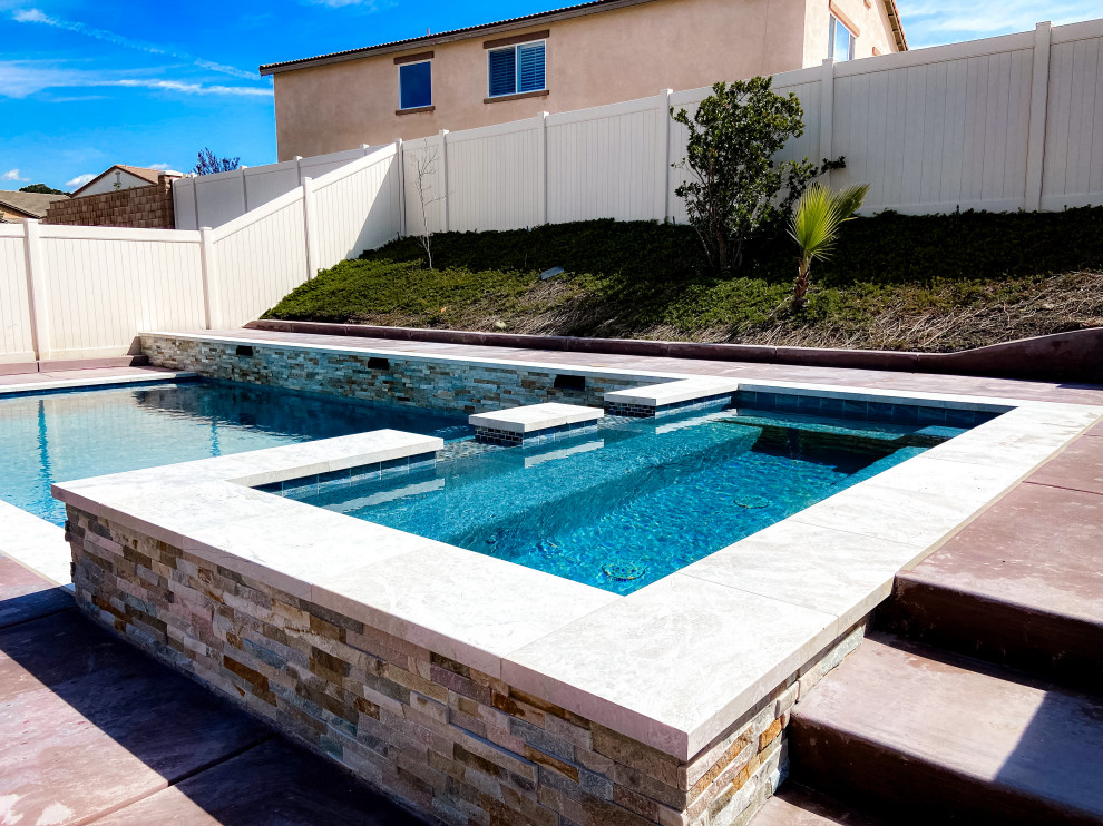 Diseño de piscinas y jacuzzis minimalistas pequeños rectangulares en patio trasero con losas de hormigón
