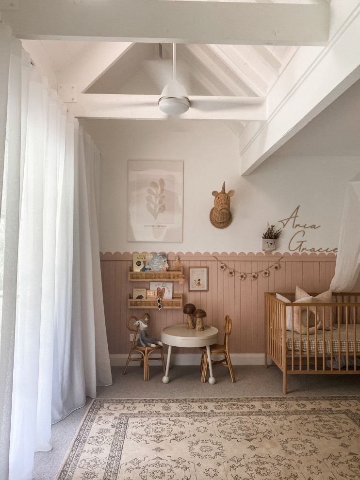 Idées déco pour une grande chambre de bébé fille classique avec un mur multicolore, moquette, un sol gris, un plafond voûté et boiseries.