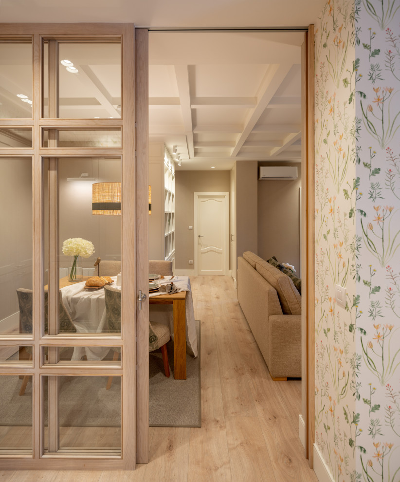 Diseño de comedor clásico renovado de tamaño medio abierto sin chimenea con paredes grises, suelo laminado, suelo marrón, bandeja y papel pintado