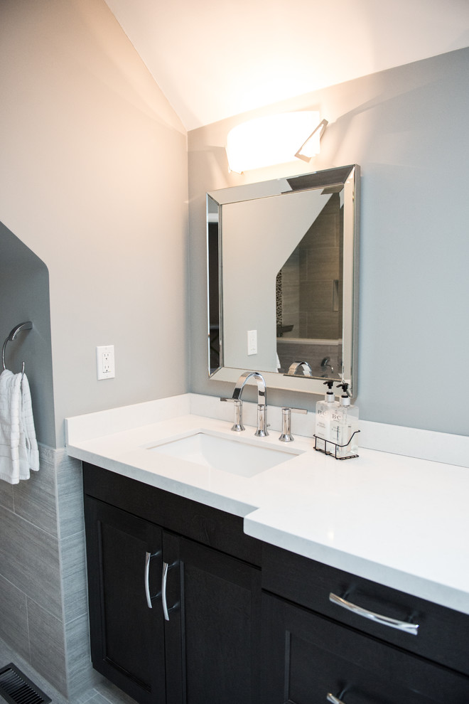 Photo of a transitional bathroom in Toronto.