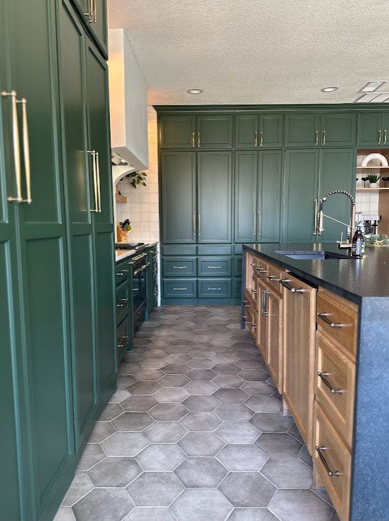 Design ideas for a large classic l-shaped kitchen pantry in Dallas with a single-bowl sink, shaker cabinets, green cabinets, quartz worktops, white splashback, ceramic splashback, integrated appliances, porcelain flooring, an island, grey floors and black worktops.