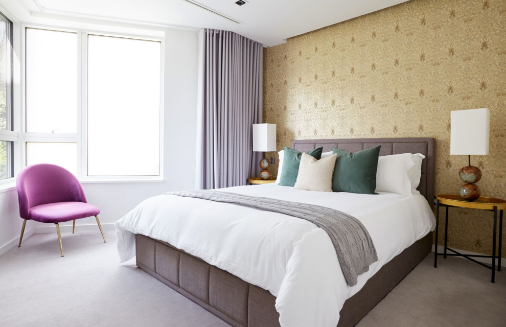 На фото: хозяйская спальня среднего размера в современном стиле с желтыми стенами, ковровым покрытием, серым полом и обоями на стенах без камина с